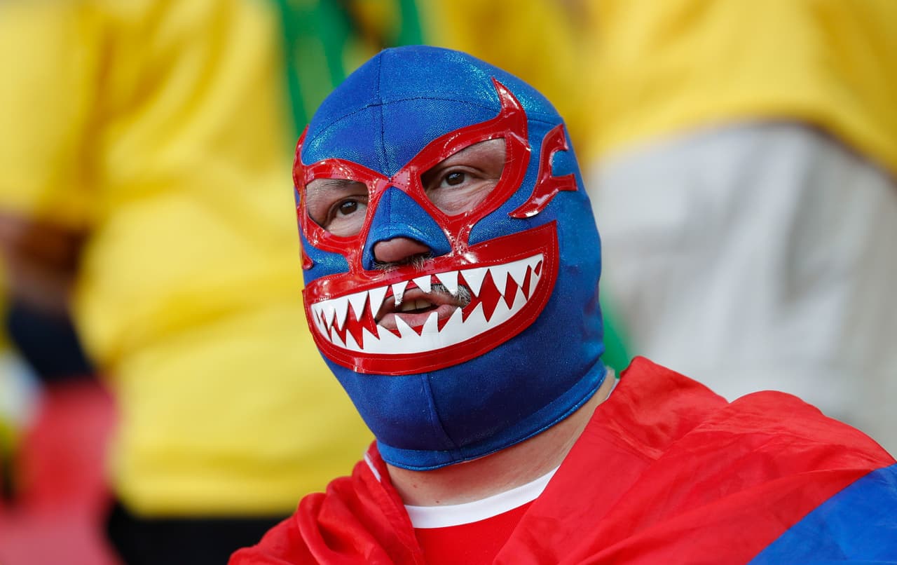 La colorido de Brasil y la fiesta de Serbia marcan dos estilos diferentes de sus hinchas y eso es algo que se refleja en medio del partido del grupo E del Mundial de Rusia 2018.