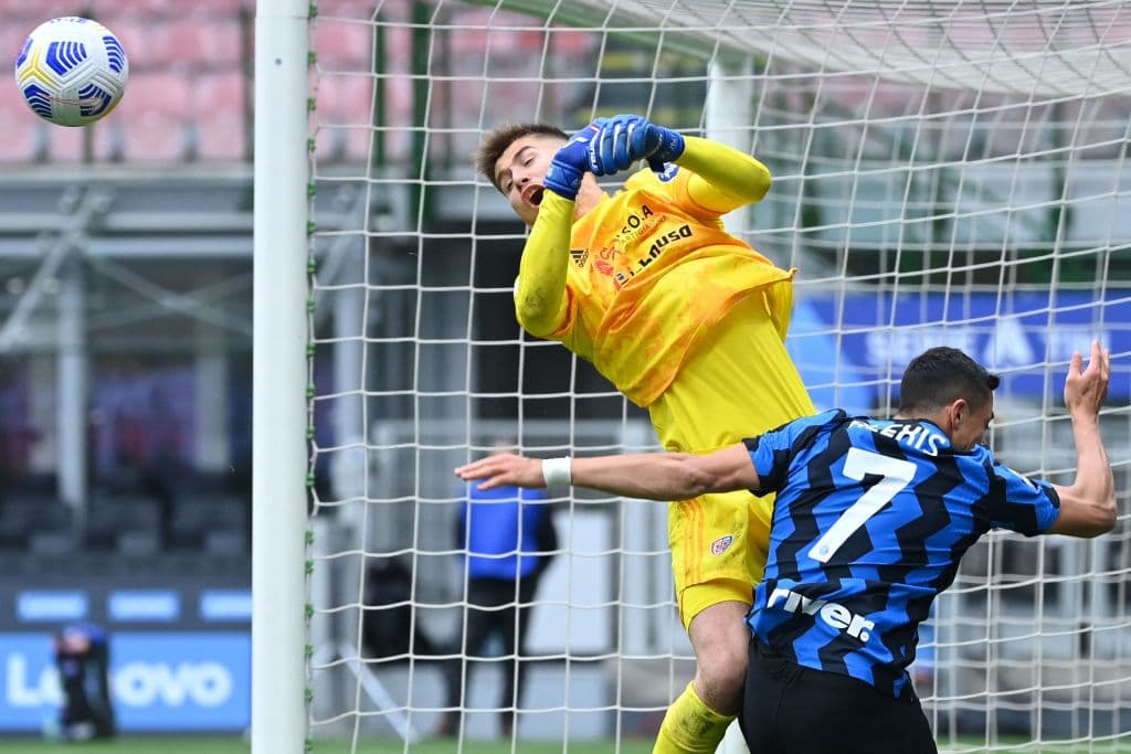 El Inter se lleva la victoria ante Cagliari por la mínima y ya suma 11 victorias al hilo y 14 partidos sin ver la derrota en la Serie A, colocándolo como superlíder y acercándose cada vez más al Scudetto. El gol fue por parte de Matteo Darmian al minuto 77 del encuentro.