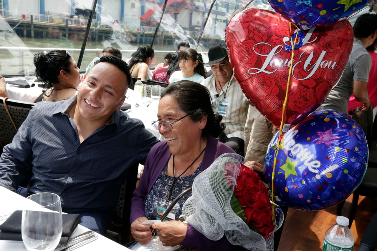 Magdalena García viajó desde Morelos, México, gracias a que ese estado tiene un programa que ayuda a que padres o madres obtengan una visa para viajar a Estados Unidos y pasar unos días con sus hijos. Pudo tocar a su hijo Cándido Macoto, quien trabaja en una florería en Brooklyn, este miércoles y pasear junto a él en un bote por aguas neoyorquinas. (Richard Drew/AP)