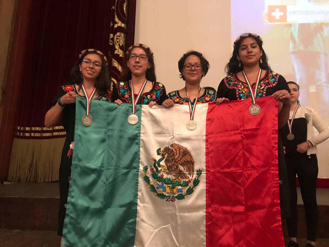 Explicó que, en ocasiones pasadas, la Secretaría de Educación Pública mexicana les ha pagado los boletos de avión "pero esta vez, no nos han recibido".