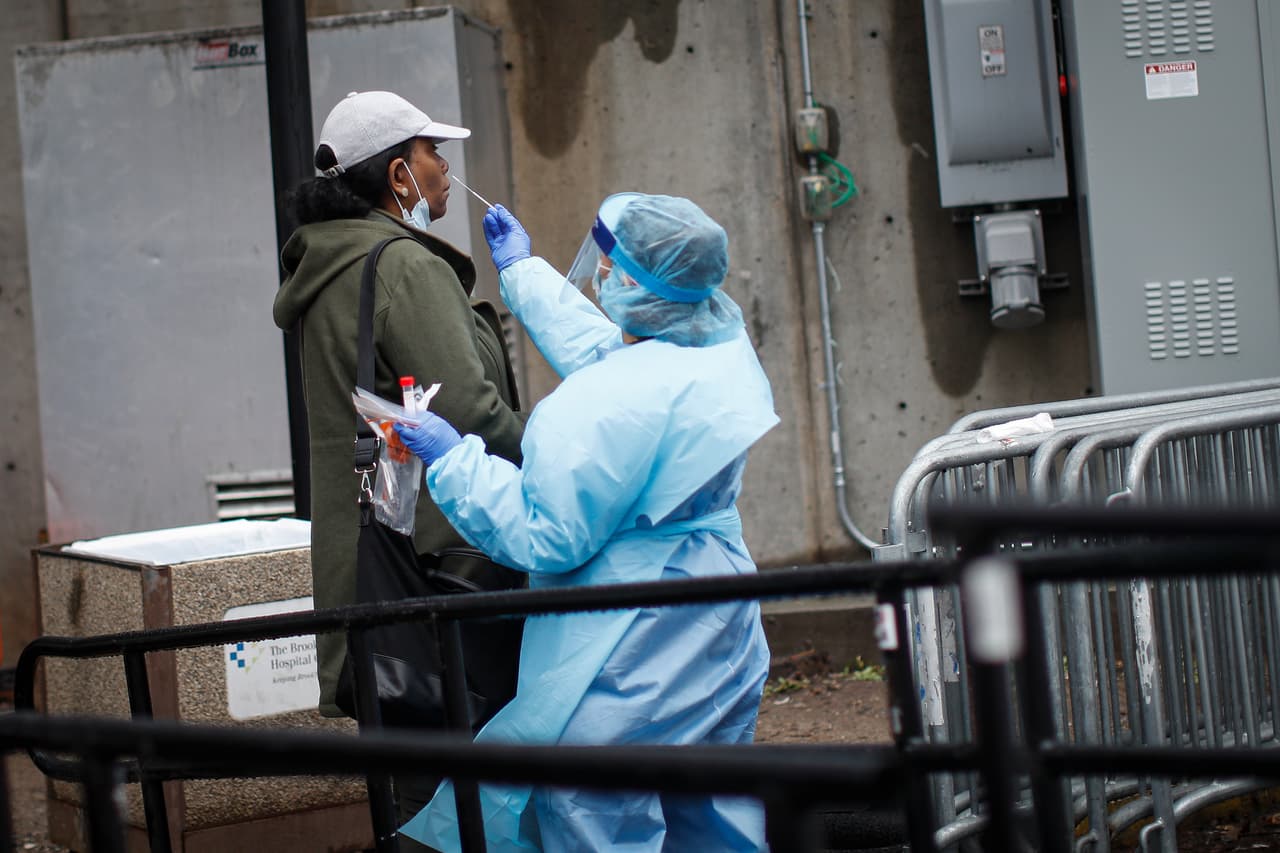 Una prueba de covid-19 realizada a un paciente fuera del Brooklyn Hospital Center, el domingo 29 de marzo. Según las últimas cifras facilitadas este domingo por el alcalde, al menos 678 personas habían muerto en la Gran Manzana por el coronavirus, y las llamadas a los servicios de emergencia siguen aumentando.
