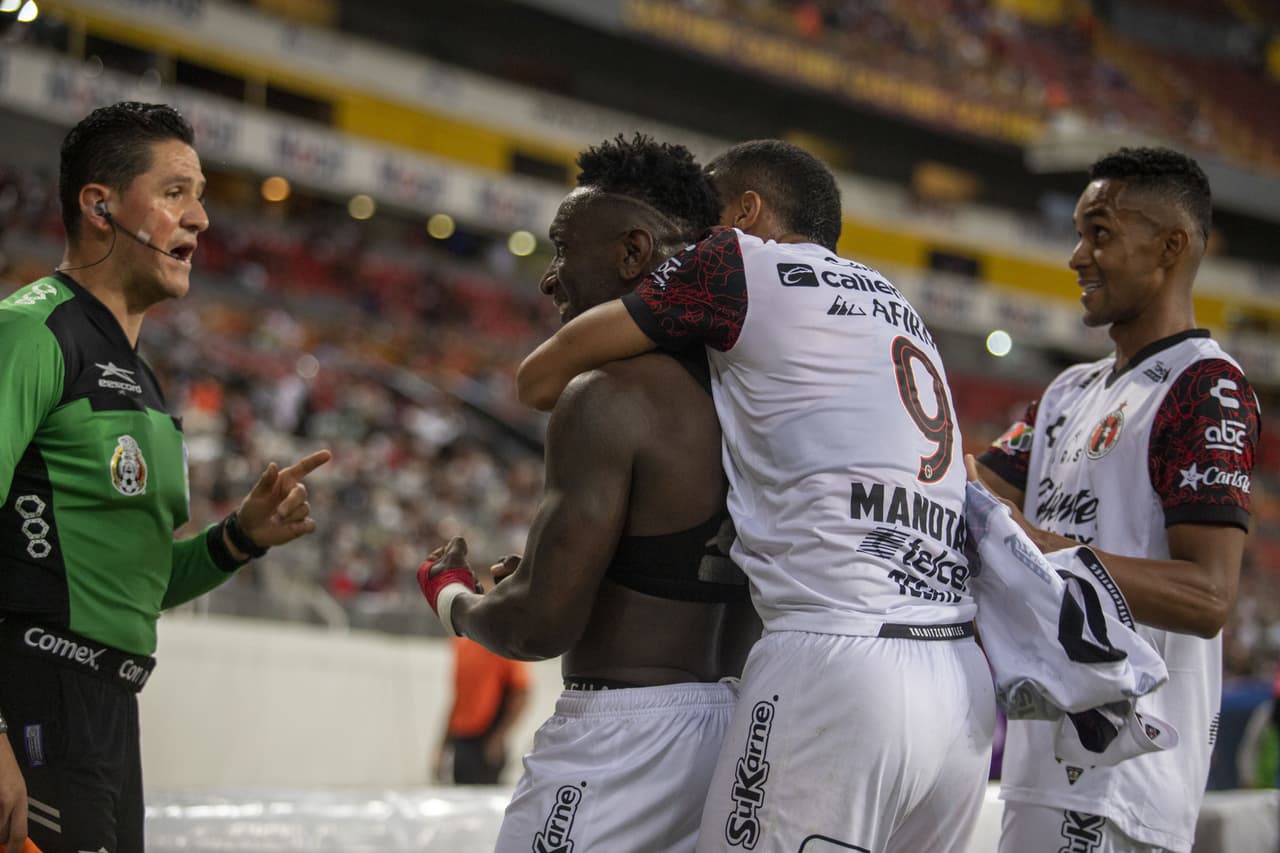Mauro Manotas y Erick Castillo son los hombres que consiguen la victoria 0-2 de Tijuana sobre Atlas.