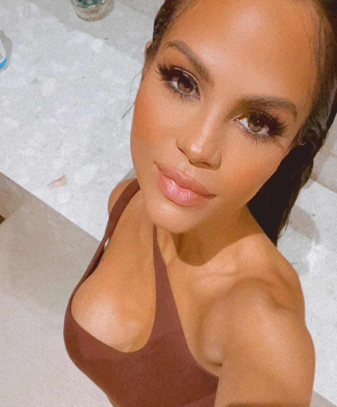 La cantante dominicana compartió recientemente un video en donde muestra cómo lo visita cada noche en el penal, aunque sea a las afueras de las instalaciones.
<br>