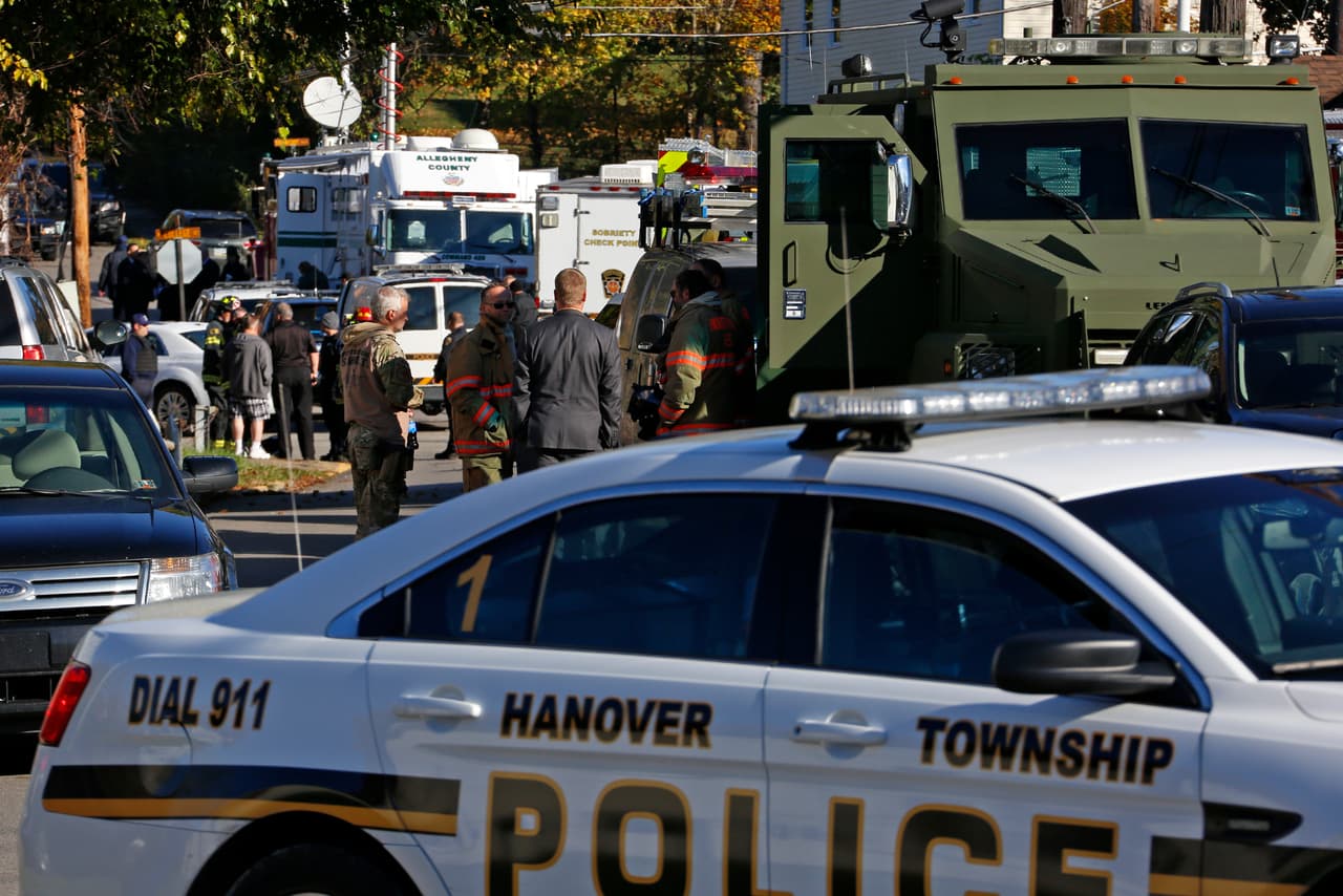 Patrullas de policía rodean las calles de Canonsburg en busca del sospechoso.
