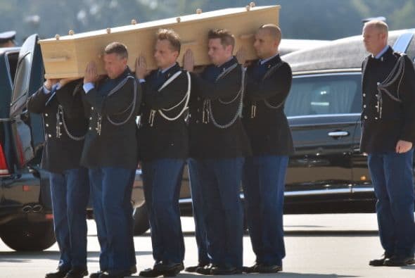 Holanda recibió con honores militares los primeros féretros con las víctimas del vuelo MH17. Están en duelo.
