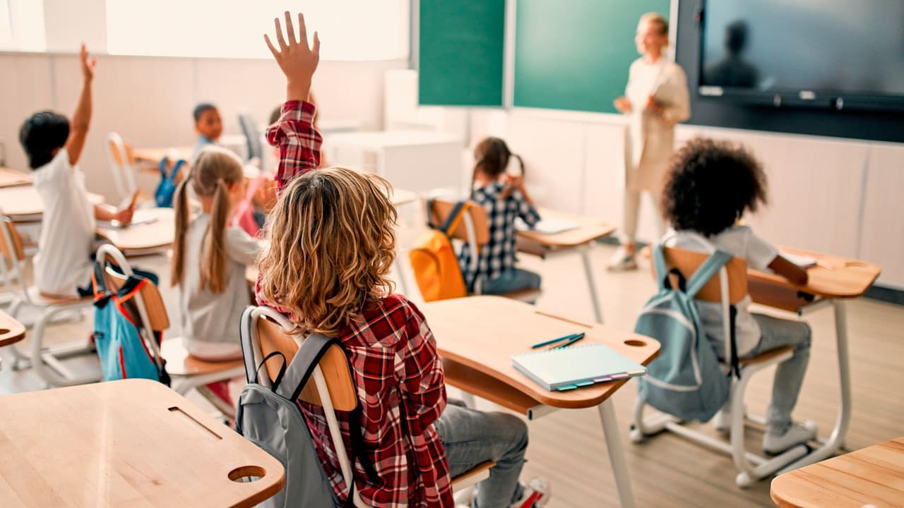 <h3 class="cms-H3-H3"><b>Coordina con la escuela 🏫📚</b></h3>
<br>Infórmate sobre las medidas de la escuela durante el frío extremo:
<ul>
 <li>¿Hay actividades al aire libre?</li>
 <li>¿Tienen zonas cálidas para los recreos?</li>
</ul>Comunica cualquier necesidad especial de tus hijos, como alergias o problemas respiratorios. 🤝