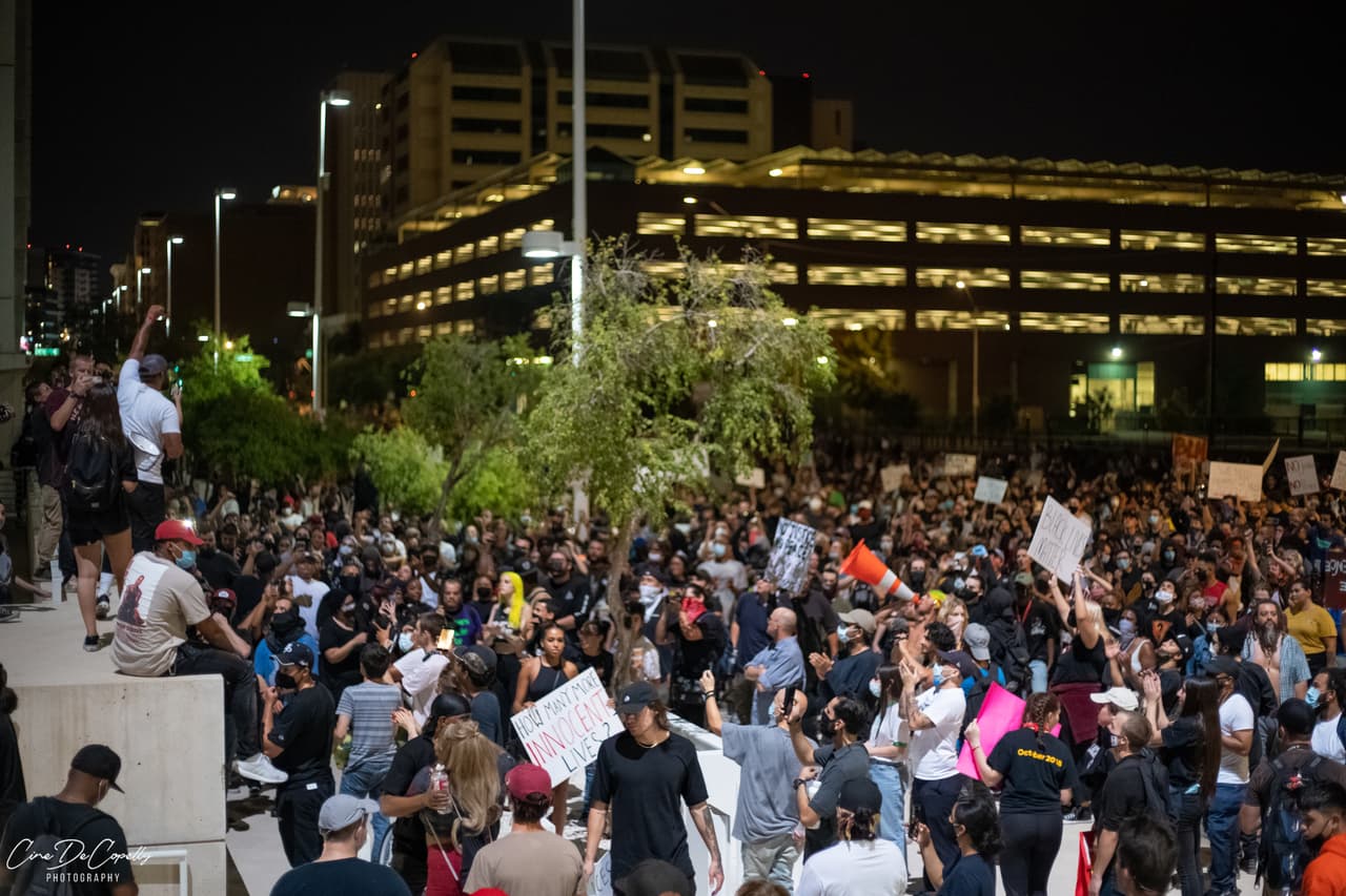 Los cuatro agentes involucrados en el incidente fueron arrestados. Las autoridades, incluido el FBI, están investigando el caso. El Departamento de Policía de Minneapolis identificó a los agentes como Derek Chauvin, Thomas Lane, Tou Thao y J. Alexander Kueng.