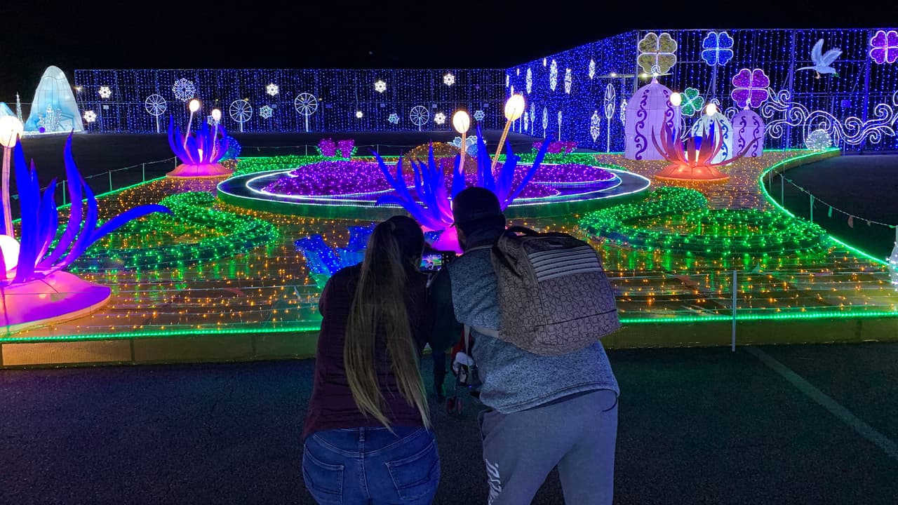 Familias y personas de todas partes de Texas y del país vienen a visitar el espectáculo en el sureste del estado.