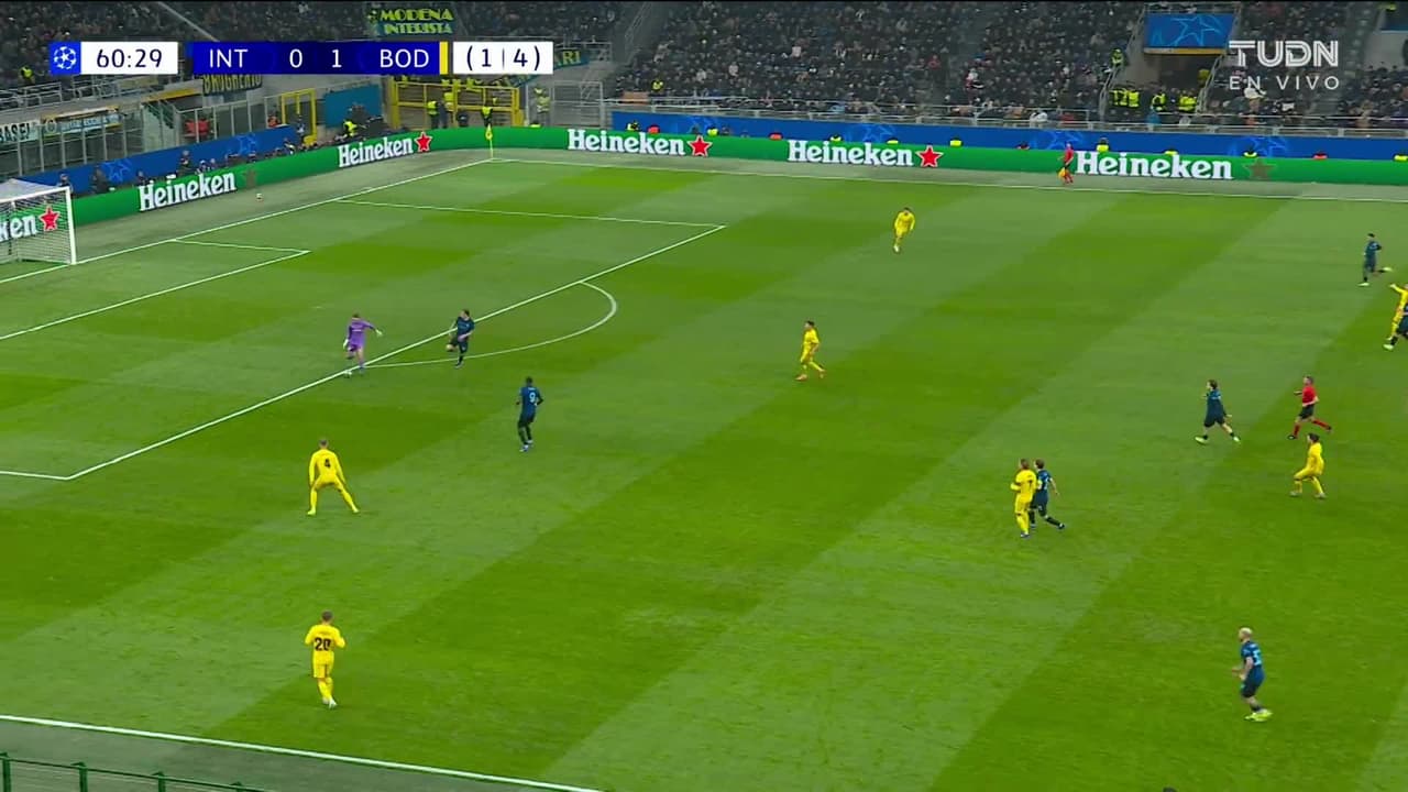 ¡TIRO ATAJADO! disparo por Jens Petter Hauge.