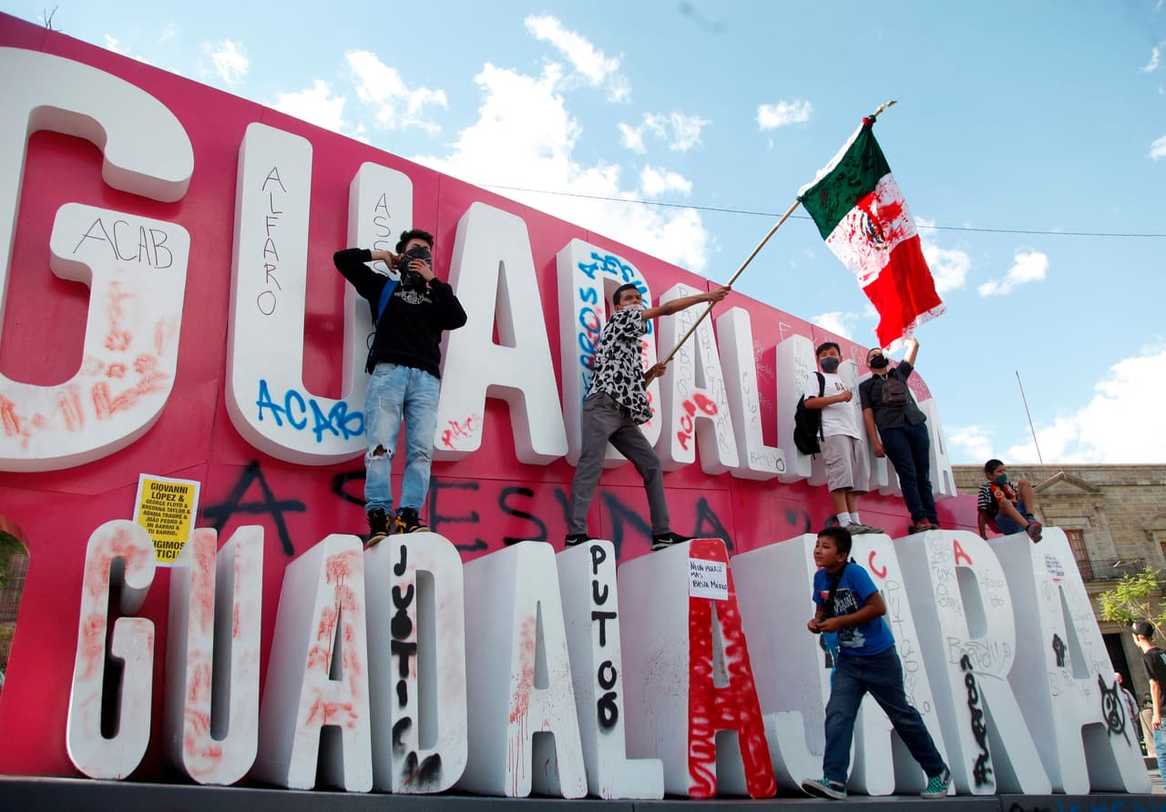 Jóvenes ondean una bandera de México frente al Palacio de Gobierno de Jalisco. La Oficina en México del Alto Comisionado de las Naciones Unidas para los Derechos Humanos (ONU-DH) condenó la muerte de Giovanni López y urgió a las autoridades a hacer "una investigación pronta, efectiva, exhaustiva, independiente, imparcial y transparente".