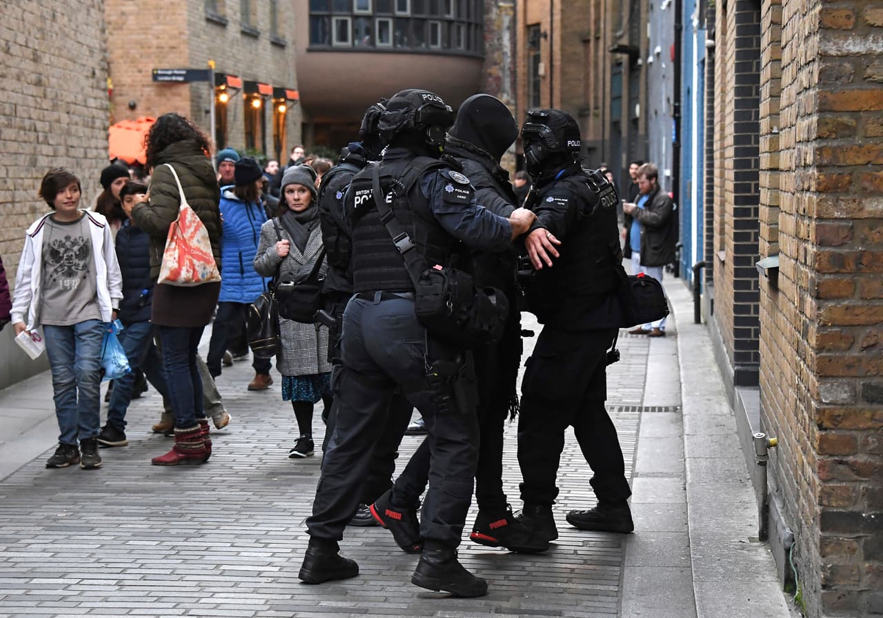 Basu dijo que la policía antiterrorista mantiene "mente abierta sobre el motivo" del taque. En la imagen, la Policía detiene a otro sospechoso.