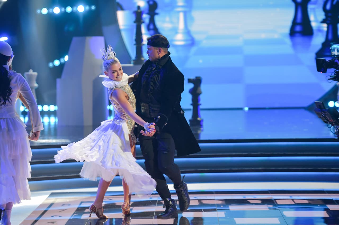 Enfundado en un vestuario de rey, Pedro Moreno tomó a Oskana como pareja de baile y conquistó el escenario.