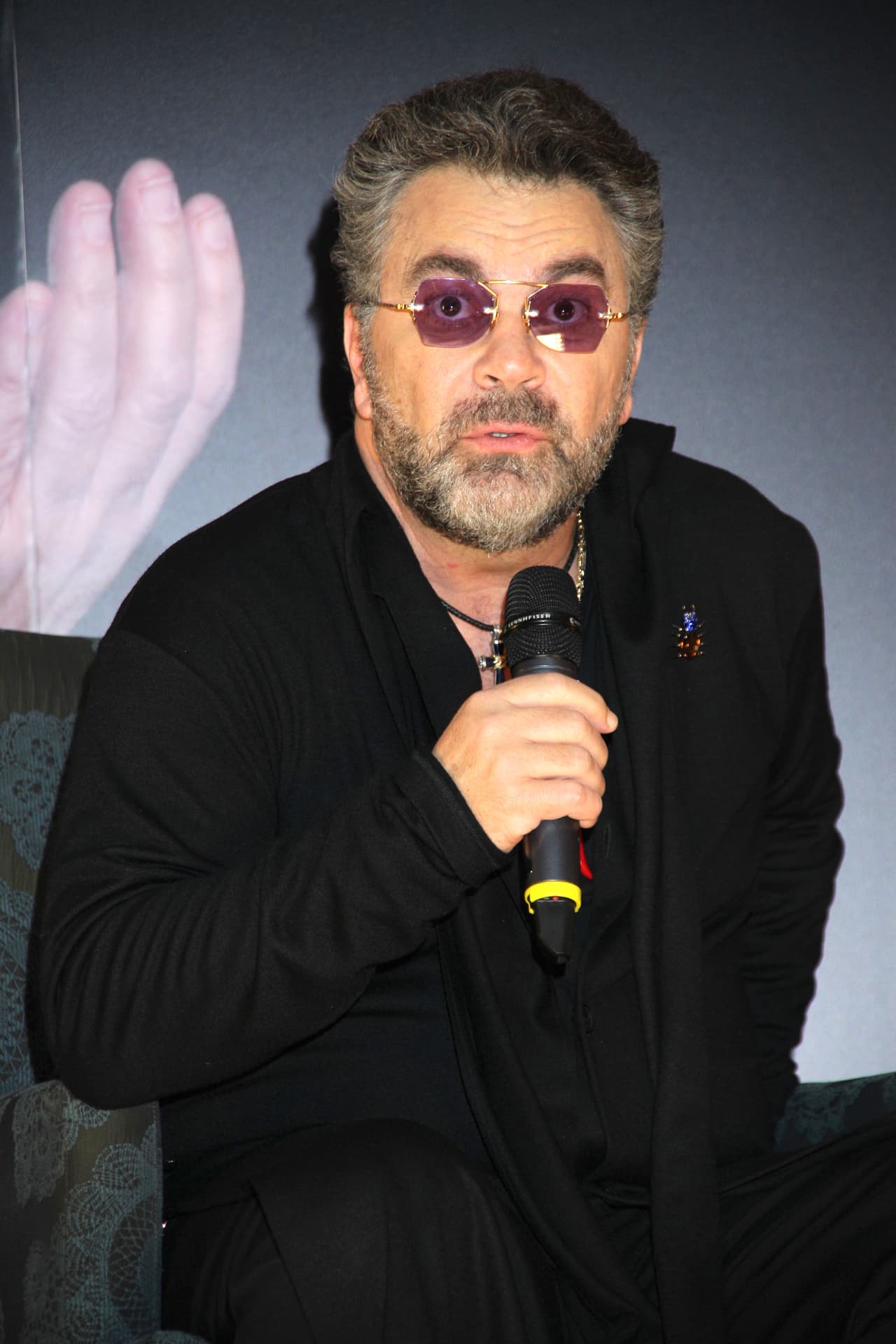 Él había viajado a la tierra del mariachi para cantar en una boda y ella participaría en el palenque. La cantante lo invitó a que la fuera a ver y al final todos se reunieron en la suite de ella: "Como que ya me había levantado el castigo, sentía yo", reveló Mijares.