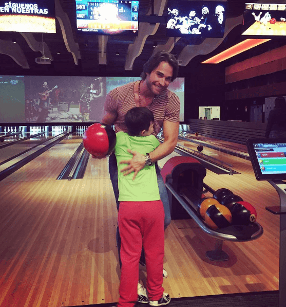 En esta historia veremos a
<b> <a href="http://www.univision.com/temas/sebastian-rulli">Rulli</a> </b>en la faceta de papá, justo como se ha dejado ver en la vida real, pues por lo que se aprecia es un gran padre. ¿Quién crees que sea la mejor pareja protagónica de 
<b><a href="http://www.univision.com/temas/sebastian-rulli">Sebastián Rulli</a></b>?