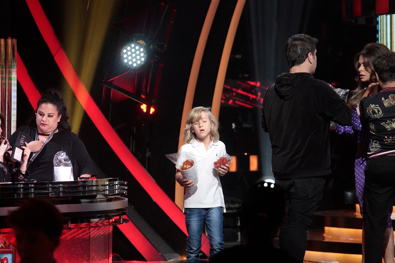 Llegaron muy bien armados para disfrutar el quinto show: con bolsas de botanas que comían mientras los participantes, los jueces y Galilea hacían su trabajo sobre el escenario.