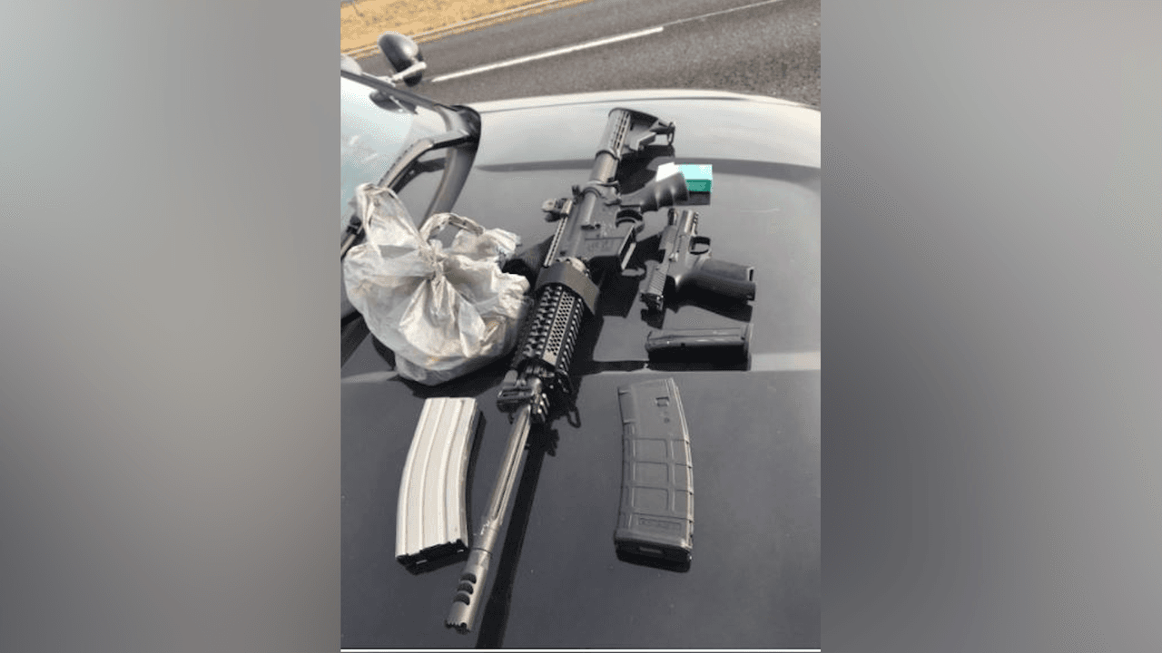 Una mujer fue detenida tras conducir en un vehículo con un infante de 3 años, un rifle AR-15 y una pistola.