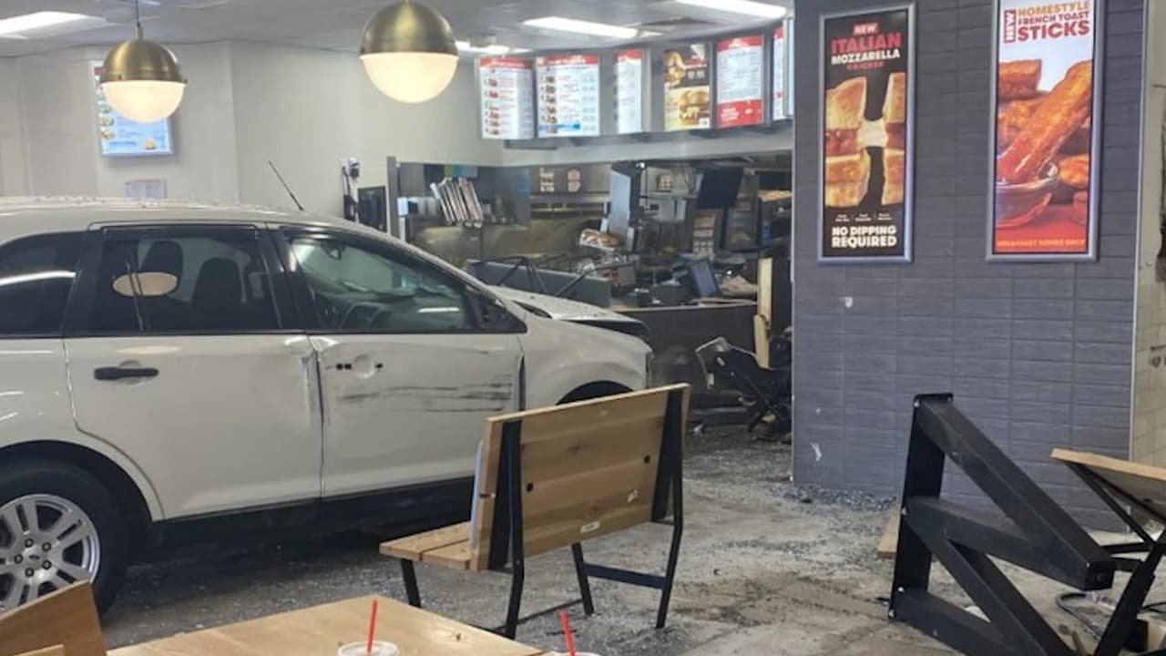 Muere mujer en restaurante Wendy’s luego de que una camioneta se estrellara en el lugar