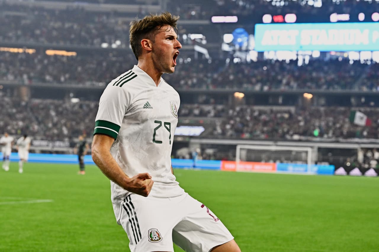 Santiago Giménez abrió el marcador al minuto 12.