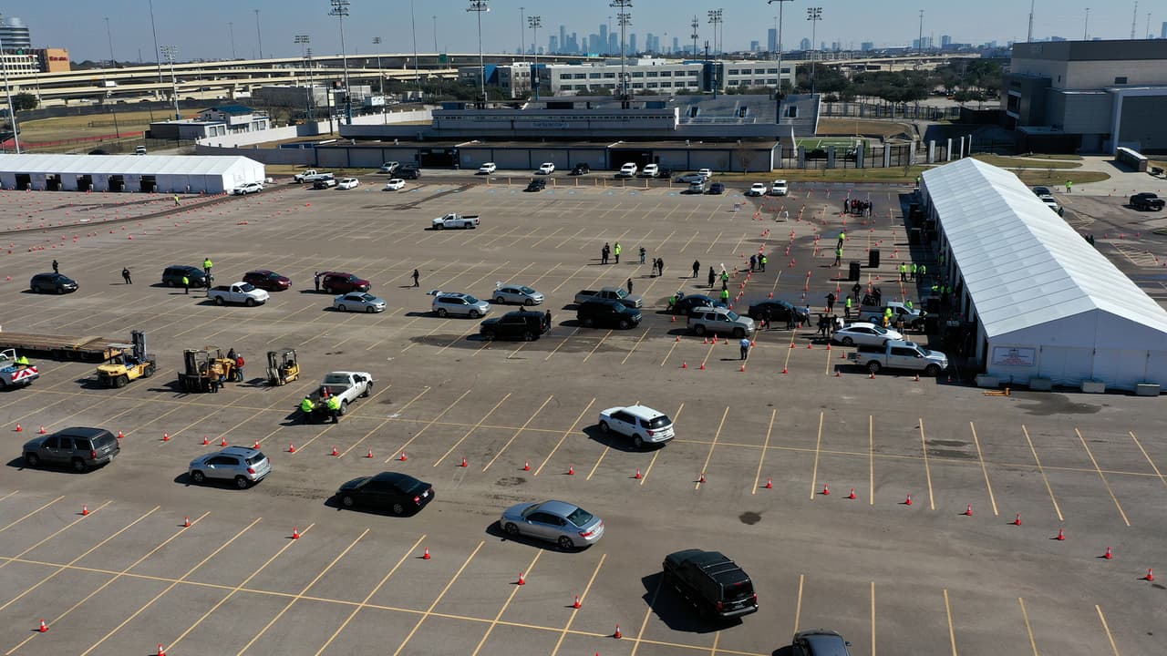 La semana pasada, Houston abrió otro megacentro en el Delmar Stadium, ubicado en la 2020 Mangum Rd. Las pruebas son gratis y deberá agendarlas llamando al 1-888-702-9042 o entrando a 
<a href="https://curative.com/" target="_blank">Curative.com</a>.