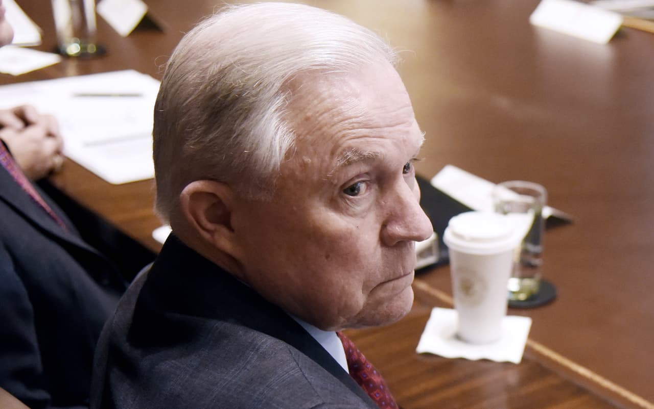<b>Trump critica de nuevo a Sessions por cargos contra congresistas republicanos.</b> En septiembre de 2018 presidente Trump
<a href="https://www.univision.com/noticias/rusiagate/trump-culpa-de-la-existencia-de-la-investigacion-del-rusiagate-a-su-secretario-de-justicia"><u>criticó al fiscal general por los cargos criminales presentados contra dos legisladores republicanos, </u></a>unos días antes de los comicios de mitad de periodo en noviembre.