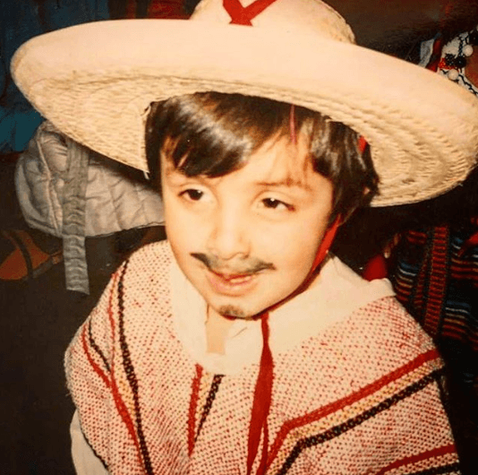 Desde pequeño descubrió su gusto por la actuación al participar en diversas obras de teatro. 
<br>