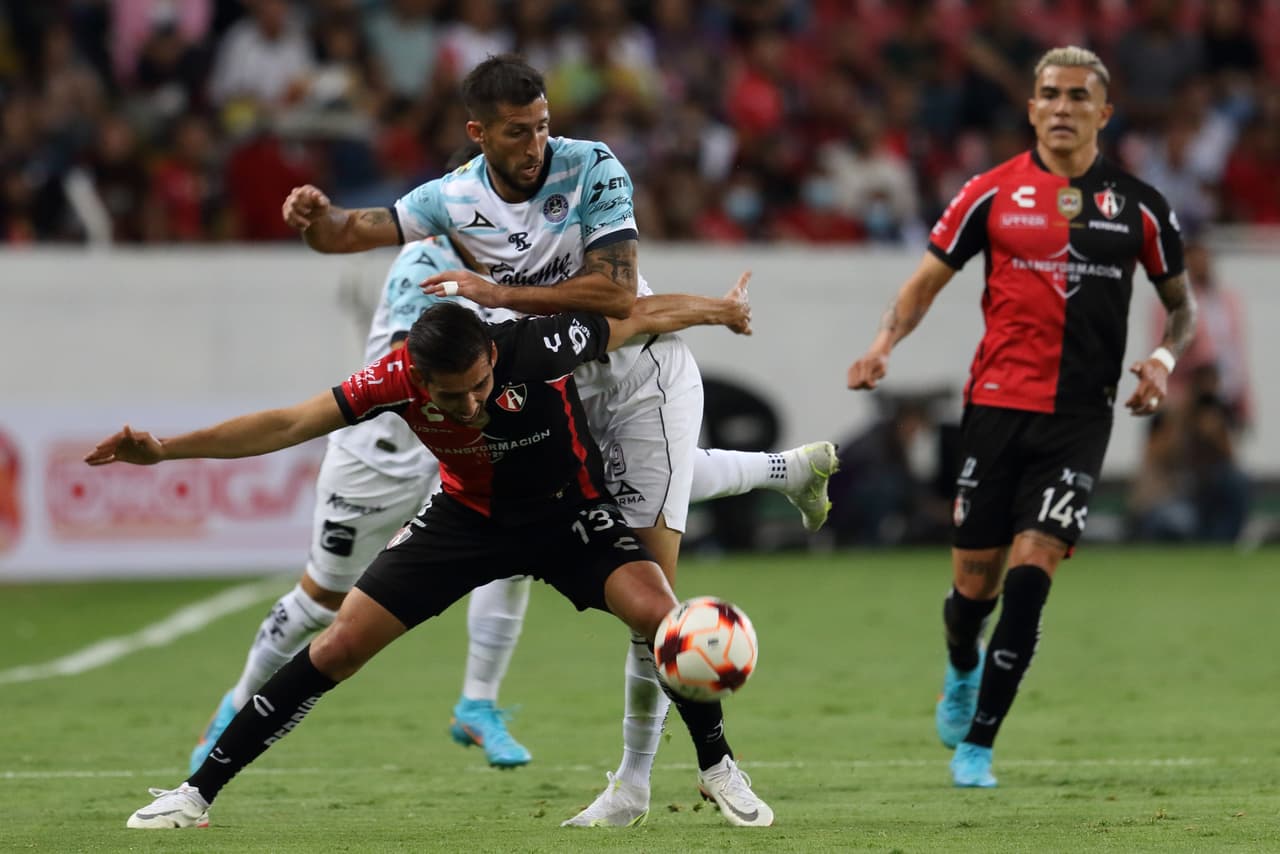 Mazatlán FC sorprendió y venció 1-2 al Atlas en el Estadio Jalisco en la Jornada 14 con doblete de Gonzalo Sosa.