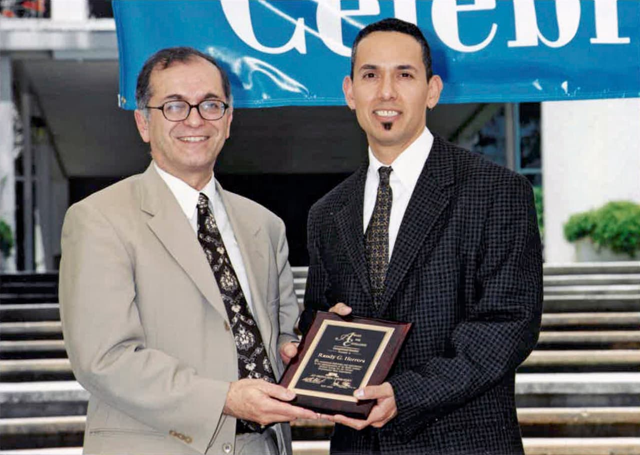 Durante sus 30 años trabajando para la agencia federal desde el laboratorio JPL de la NASA en Pasade, California ha recibido varios reconocimientos a la excelencia.