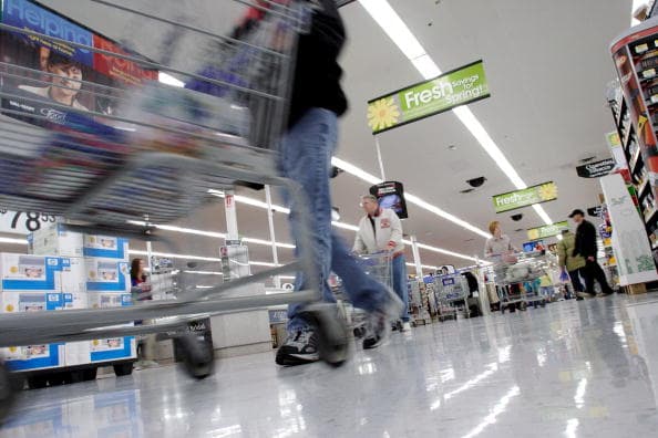 Los artículos exclusivos de Walmart incluidos en el programa son:
<br>
<br>Crema condensada de champiñones Campbell's (lata de 10.5 onzas).
<br>
<br>Botella de Coca Cola de 2 litros.
<br>
<br>Todas las variedades de pavo asado Butterball de 3 libras o $ 9.98 de reembolso en efectivo. Todos los pavos enteros Butterball