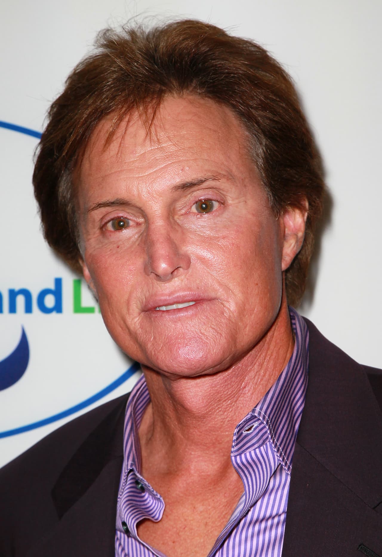 Supuestamente, llegó al centro médico en una van, pero en el asiento trasero.