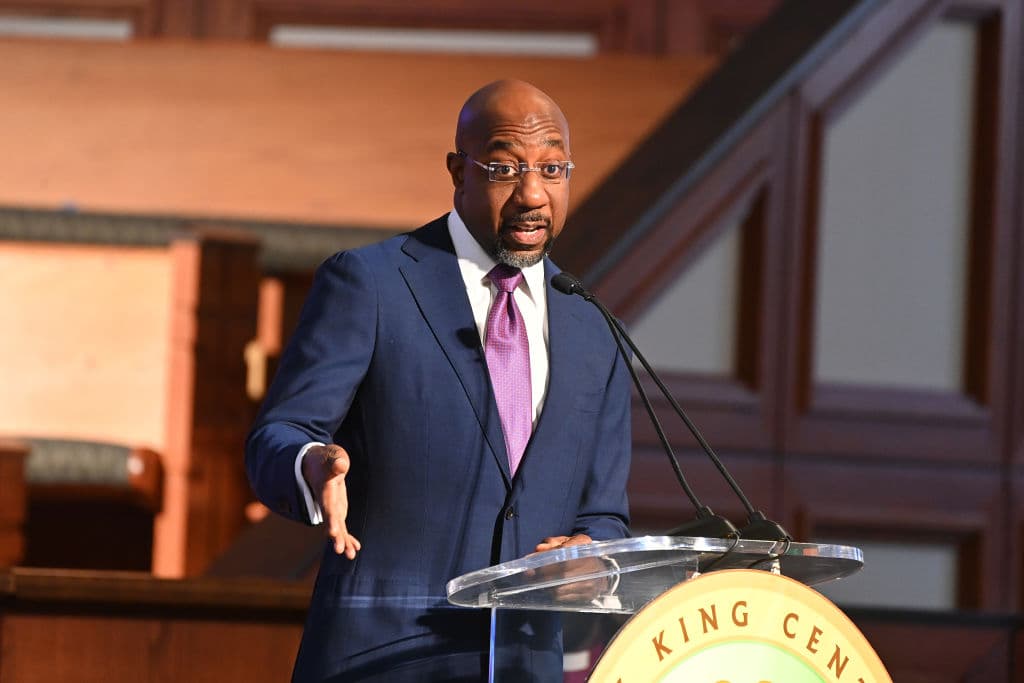 <b>GEORGIA. Escaño demócrata. En peligro.</b> Raphael G. Warnock se impuso en 2020 a la republicana Kelly Loeffler para completar los dos años restantes del senador Johny Isakson, quien renuncio al puesto en diciembre de 2019. Ahora Warkonck busca su primer periodo completo de seis años. En 2020 ganó por pequeño margen en un estado tradicionalmente republicano, por lo que la baja popularidad del presidente Joe Biden podría afectarlo.