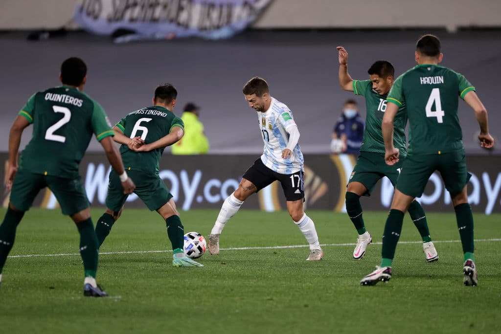 Con un asombroso hat trick de Lionel Messi, Argentina golea 3-0 a Bolivia y se sitúan en la segunda plaza de manera solitaria.