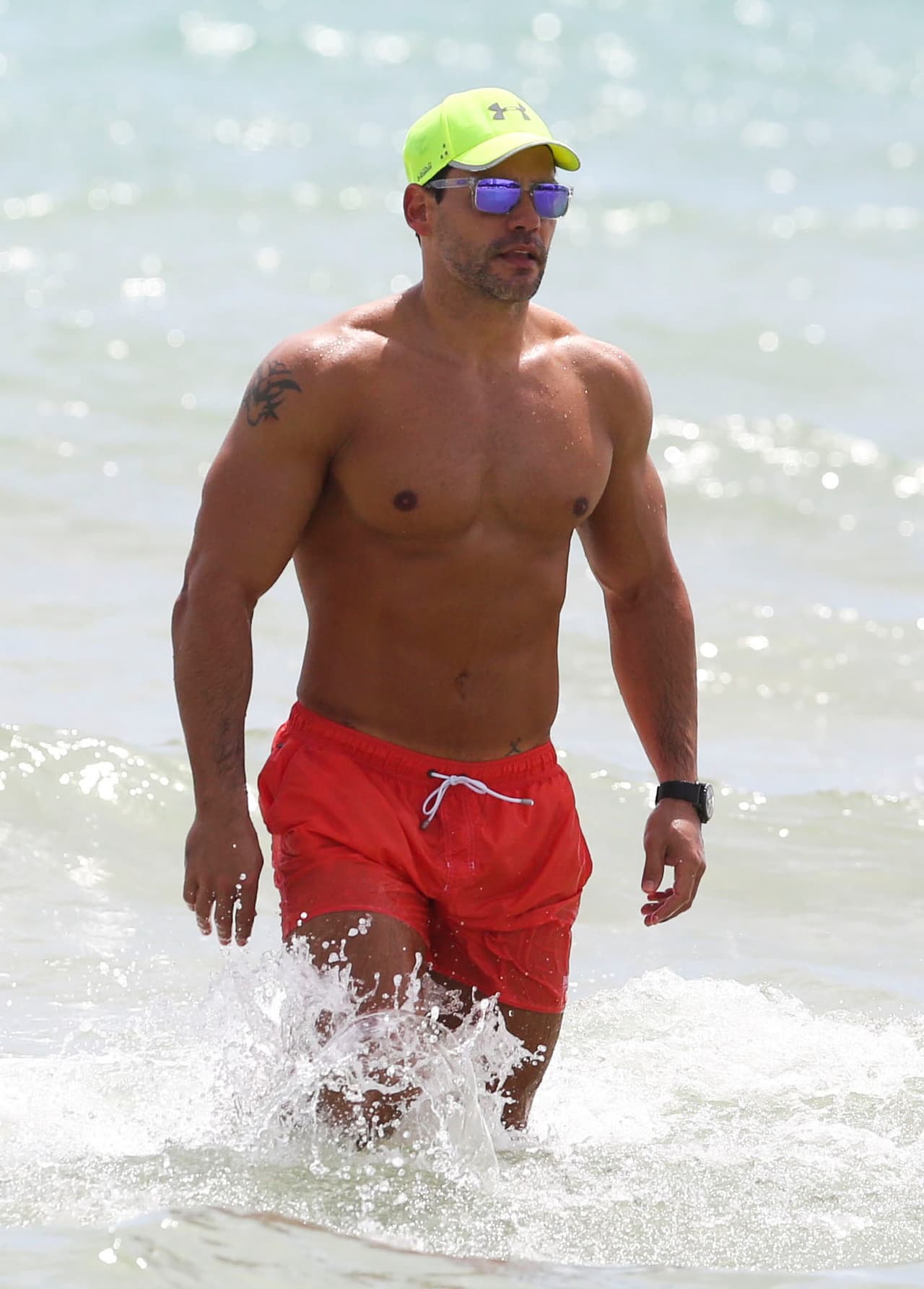 Por lo que en las telenovelas lo vemos sin camisa.