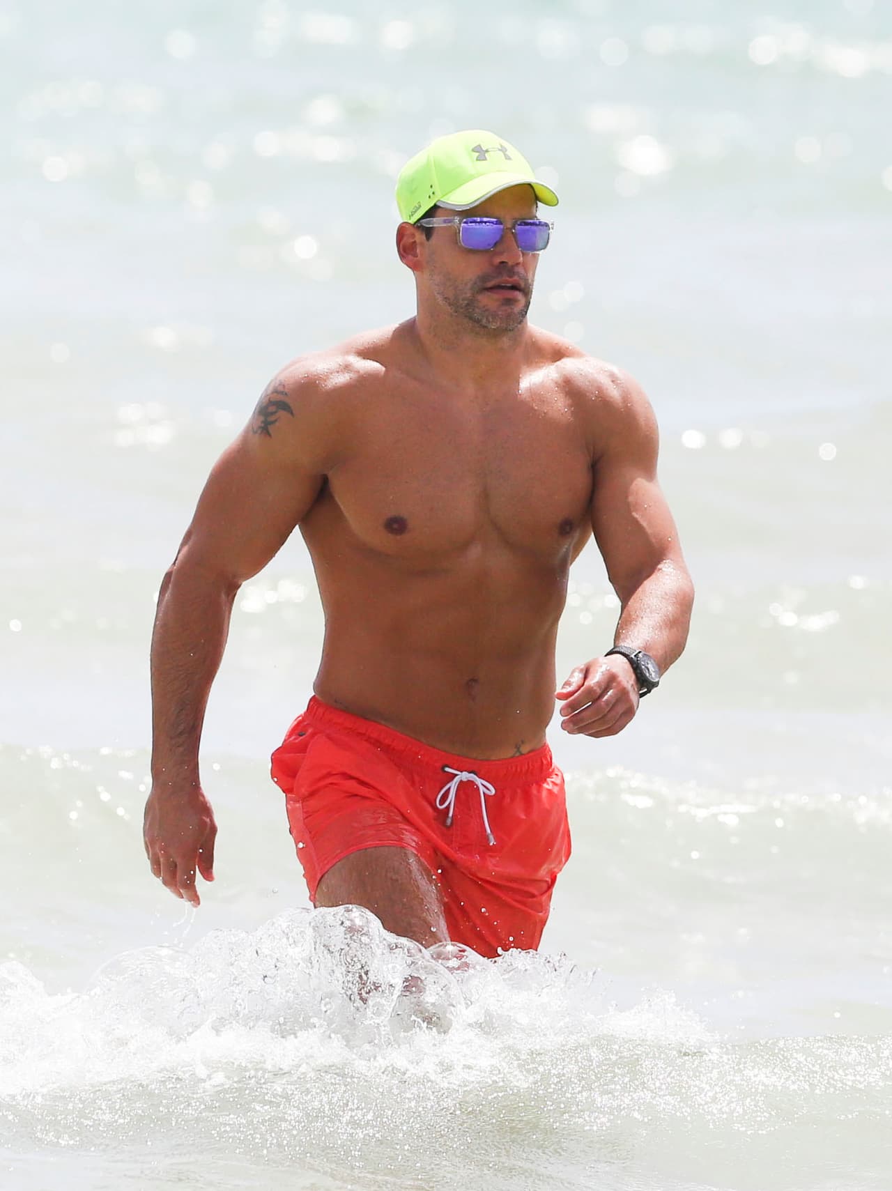 El actor agarró su traje de baño y se fue a dar un chapuzón.