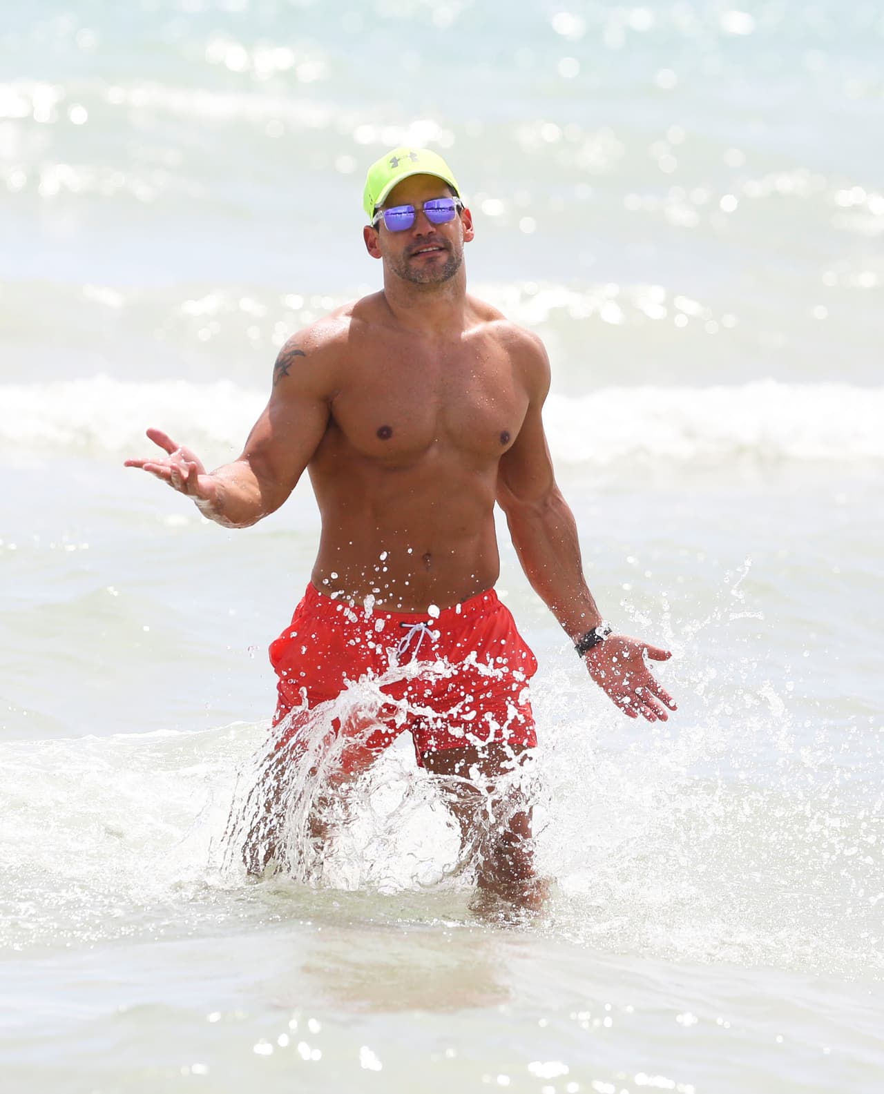 Eso sí, gracias a su llamativa gorra fue que lo descubrieron.