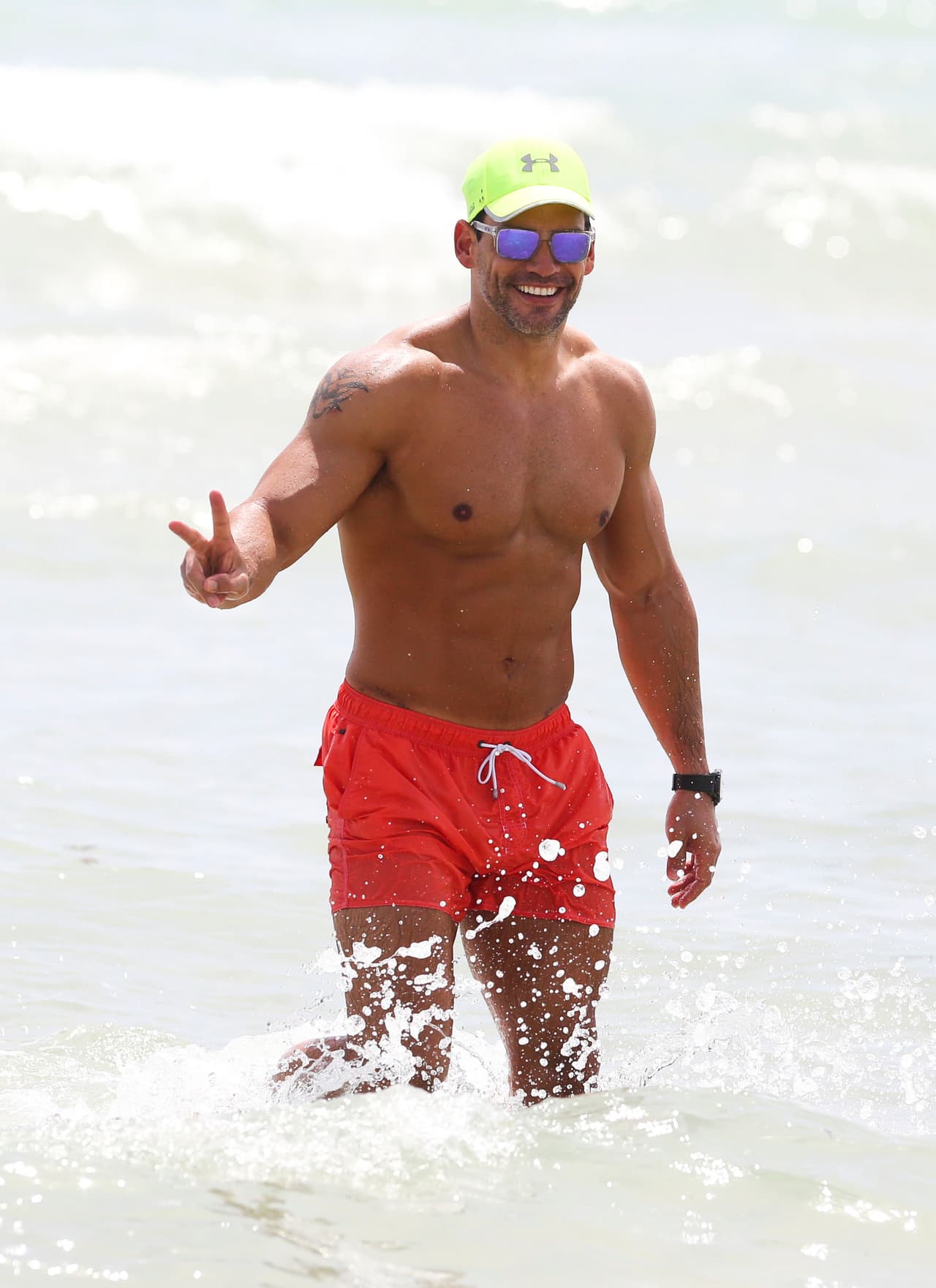 Hasta saludó a los paparazzi que lo estaban fotografiando.