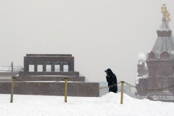 Un hombre camina bajo la nieve a través de la Plaza Roja el 25 de diciembre.