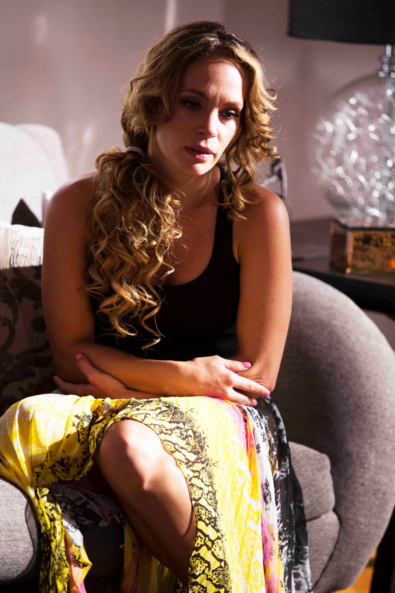 Tania se sentía abandonada por Pedro y se refugiaba en el alcohol.