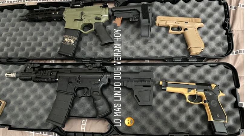 Además encontraron fotos de armas en los móviles de Geovanny Fuentes y en el iCloud de su hijo. Pero el abogado de la defensa, Eylan Schulman, señaló que
<b> no había fotos de Geovanny Fuentes con armas o dinero en efectivo, o drogas.</b> Describió a su cliente como "un hombre inocente, acusado erróneamente de delitos muy graves".