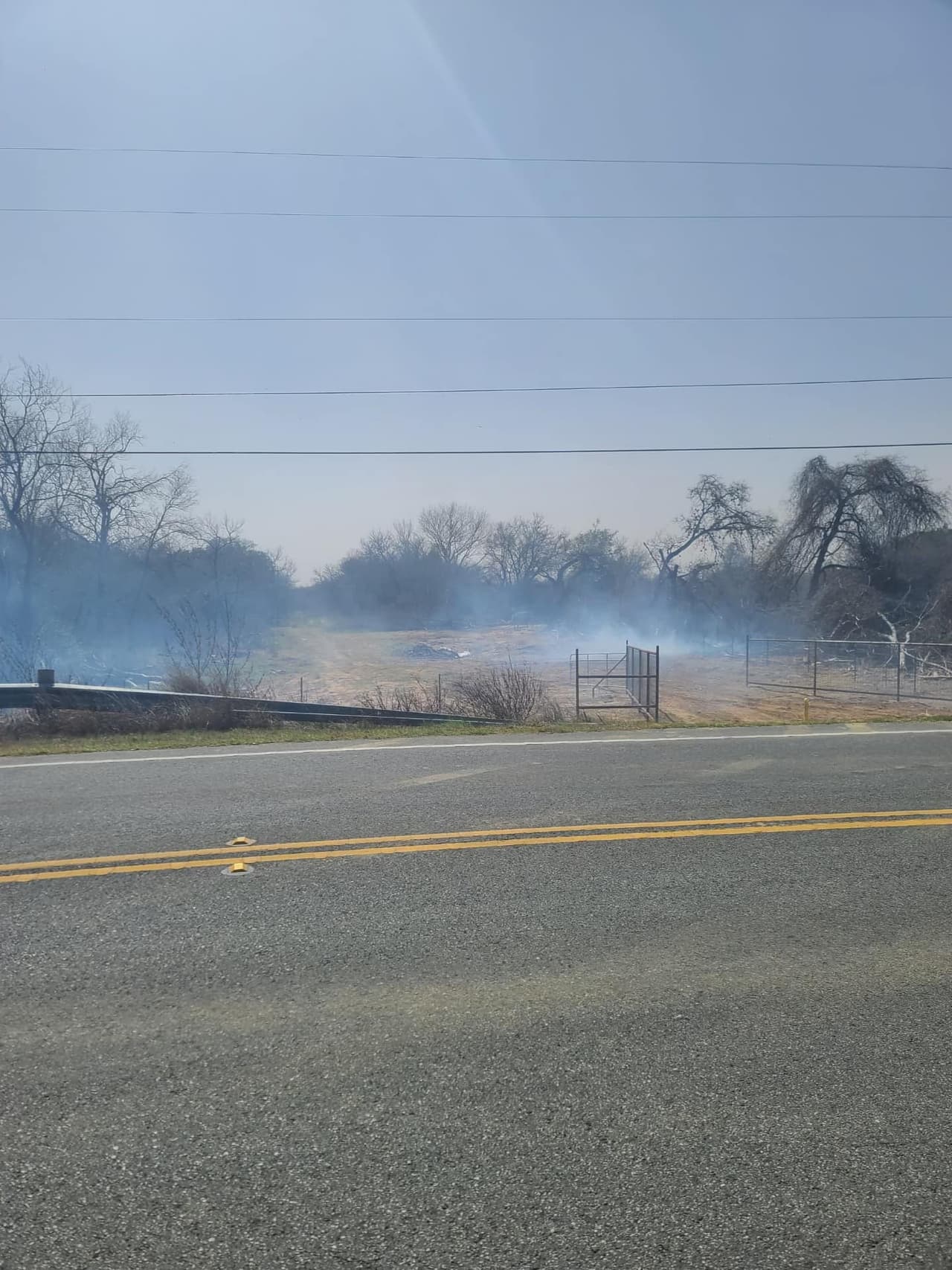 Las llamas consumieron más de 30 viviendas.
<br>
<br>“Pensamos en 37 estructuras consumidas por el fuego. Algunas eran casas vacías, otras habitadas y otras simples esctructuras, puede haber más, pero eso lo sabremos en la mañana, cuando salgamos a investigar”, dijo un bombero del Condado Bexar.