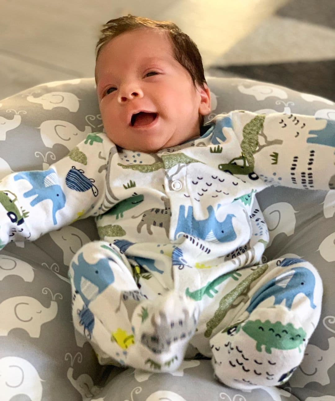 Diego cumplió 2 meses de vida el pasado martes 10 de diciembre y así de feliz está de tener unos padres como Andrea Chediak y Alejandro Cracco.