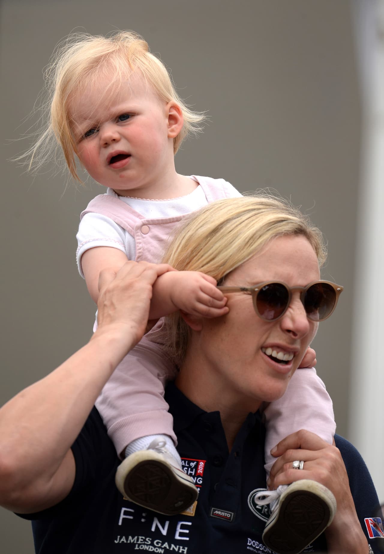 Para la pareja, la llegada del niño, y en las circunstancias en que lo hizo, marcó un momento de felicidad. En 2018, Zara Tindall reveló la dolorosa experiencia que vivió 
<b><a href="https://www.univision.com/famosos/el-aborto-no-es-un-tema-lejano-a-la-realeza-britanica-nieta-de-la-reina-isabel-conto-que-lo-sufrio-en-2-ocasiones-fotos" target="_blank">al pasar por dos abortos espontáneos</a></b> antes de quedar embarazada de Lena.
<br>