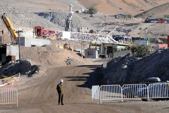 Esta máquina debe ensanchar hasta unos 30 cm un primer conducto ya construido de 630 metros, para luego, en una segunda pasada, volver a agrandarlo hasta unos 70 cm de diámetro para permitir la ajustada salida de los mineros.