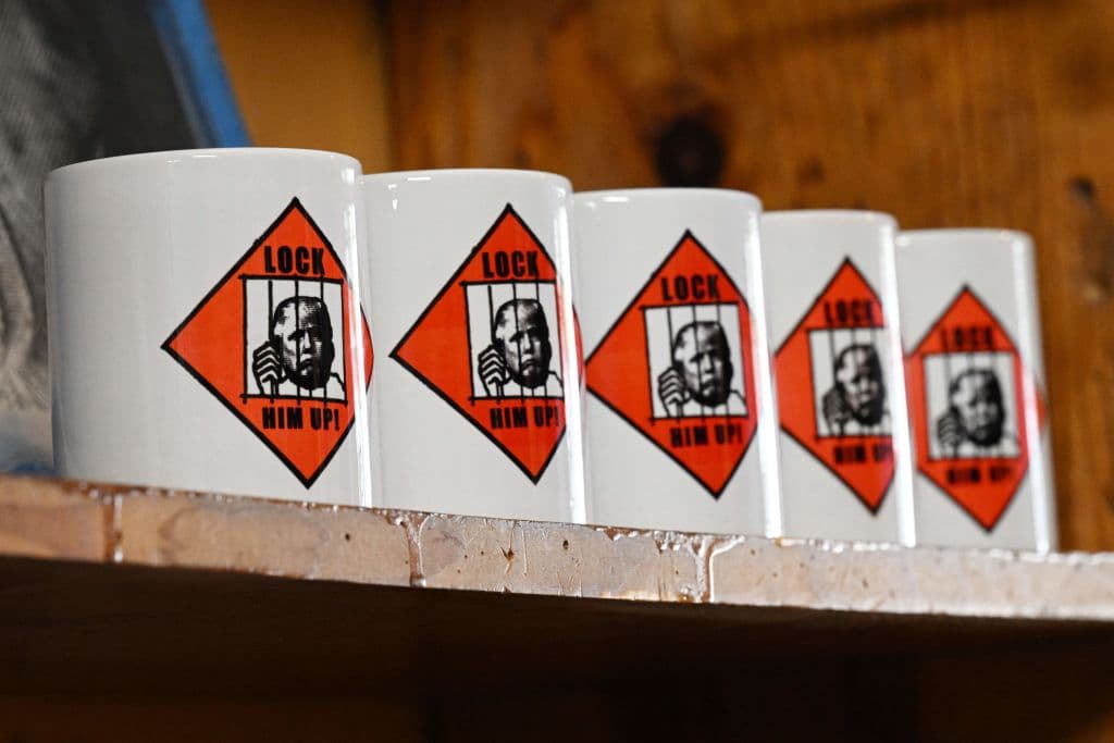 "Enciérrenlo", leen estas tazas, que en vez de presumir la imagen del fichaje, muestran otra 'cara'.