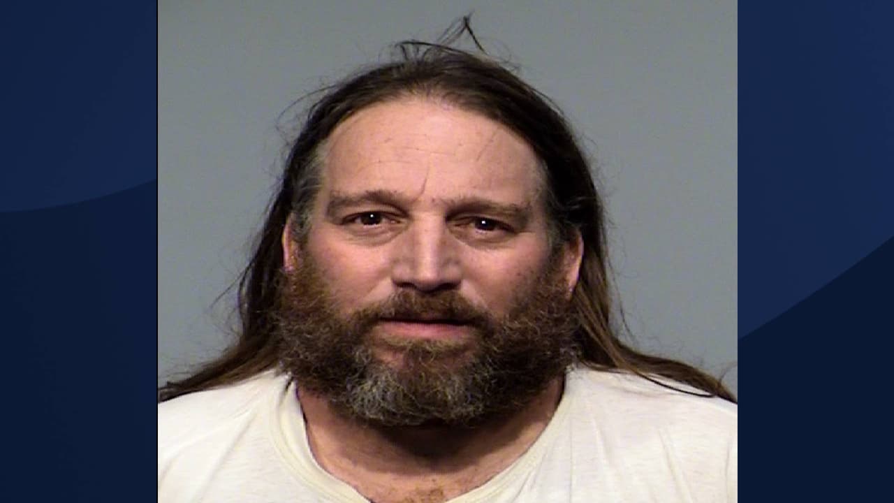 La investigación reveló que Dearmon dirigía un negocio de drogas ilegales a gran escala desde su casa en Camp Verde, 
<a href="https://www.facebook.com/YavapaiCountySheriff/posts/2783145141928668" target="_blank">según autoridades</a>. 
<br>