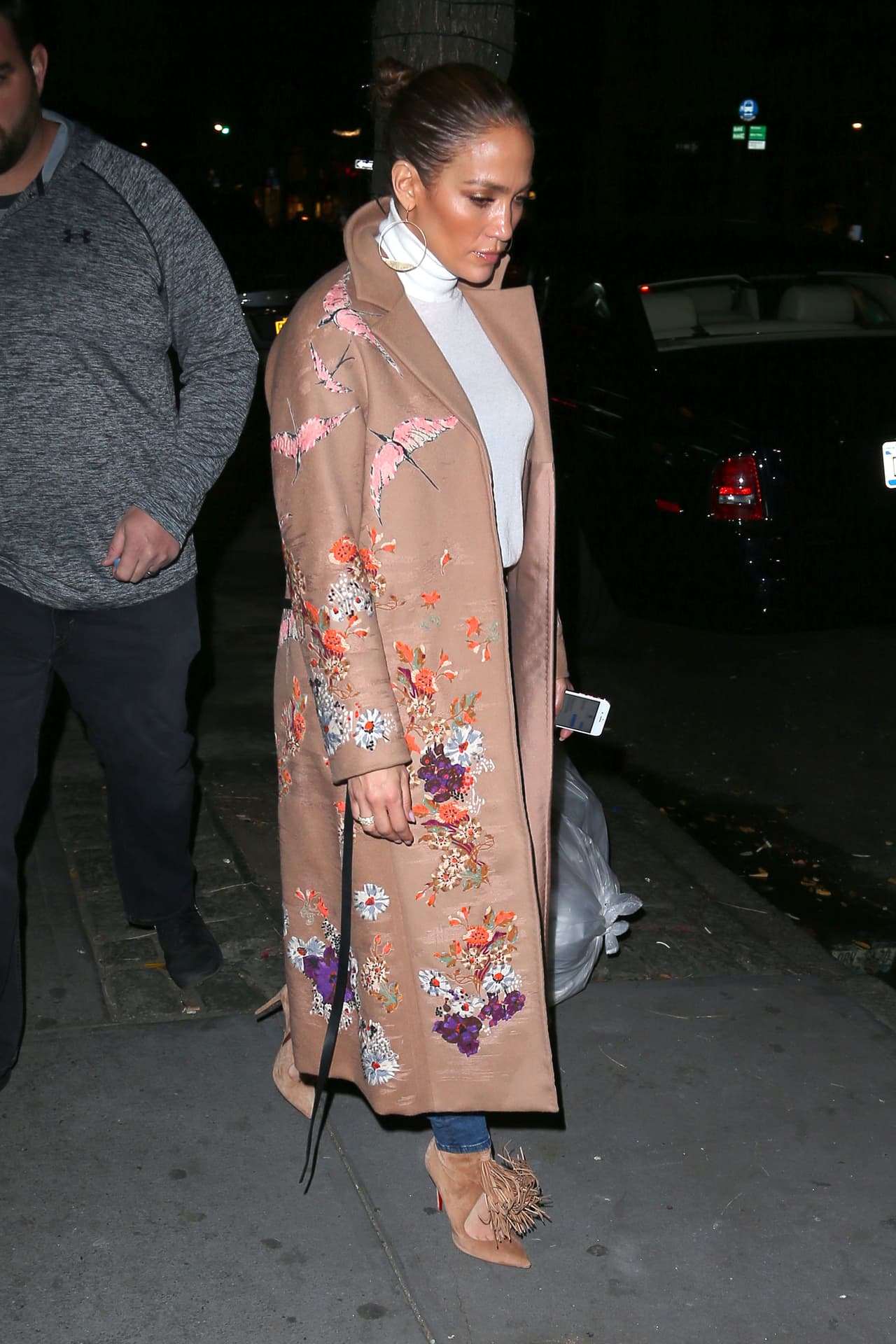 Ahora que las temperarutas están bajando JLo nos muestra como lucir con glamour.