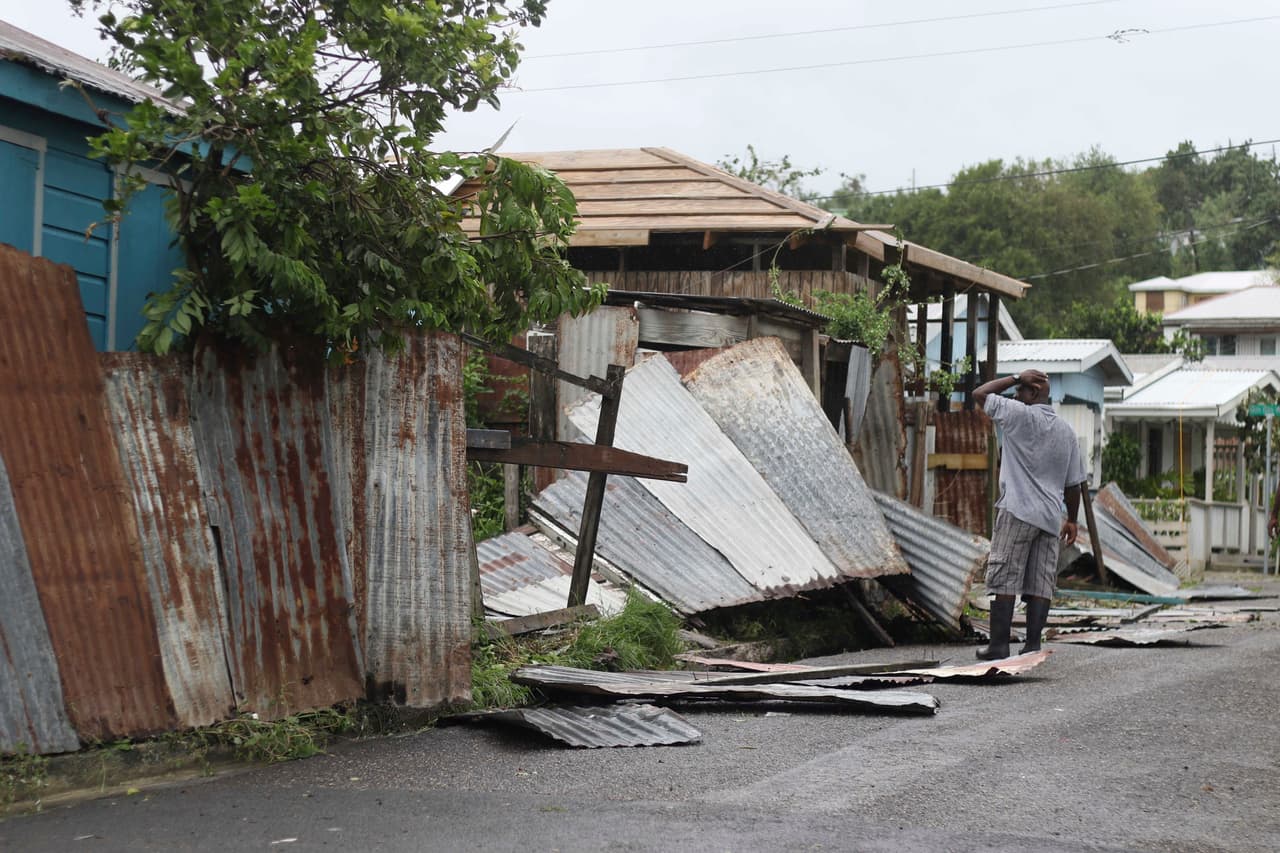 El 6 de septiembre, la tormenta pasó sobre la isla caribeña de Barbuda. Casi todos los edificios de esta isla reportaron daños y gran parte de los 1,600 residentes del lugar quedaron sin hogar. Hasta ese momento, Irma de categoría 5, sólo reportaba un muerto.