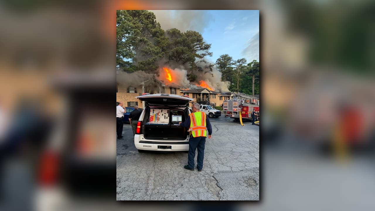 El incendio en el complejo de Apartamentos Rockbridge Court en Norcross destruyó 12 unidades habitacionales dejando sin vivienda a 40 personas.