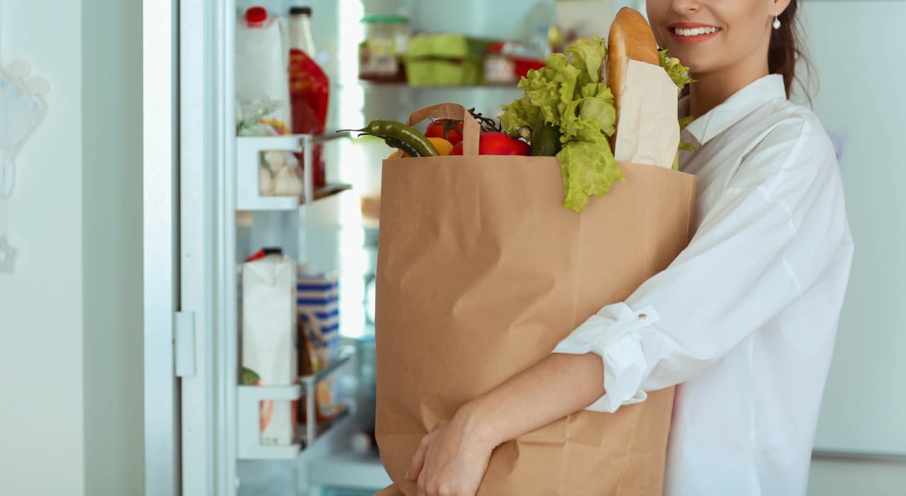 En la cocina, lo más aconsejable es que cada vez que regreses del supermercado te tomes algunos minutos para ordenar la alacena y los artículos que van dentro del refrigerador.