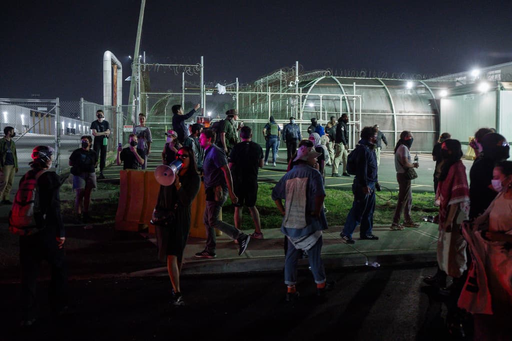 Manifestantes intentan bloquear la salida de vehículos en el 
<b>centro de detención Delaney Hall en Newark, tras reportes de fuga de cuatro detenidos</b>.