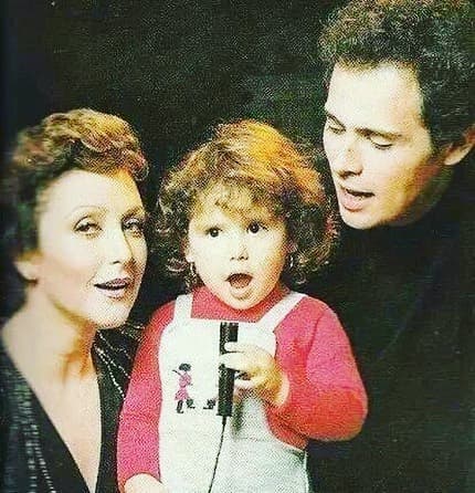 Esta niña mostraba que había heredado el talento de sus padres. Angélica Vale felicitó a los niños con un nostálgico mensaje: "Aquellos días felices con mis papás", dijo la actriz a quien vemos en la imagen junto a Angélica María y Raúl Vale.